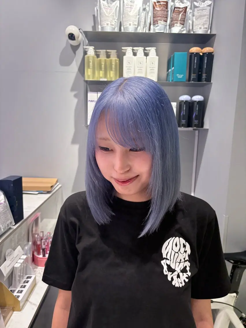 ミディアム カラー ブルーカラー カット ヘアカラー トリートメント NANA🦖 ハイトーンデザインのヘアスタイル