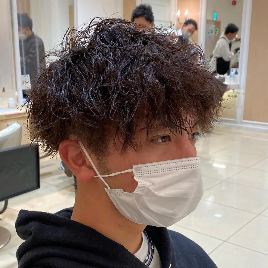 ミディアム パーマ メンズ カット パーマ メンズ特化型美容師 栗山勇人のヘアスタイル