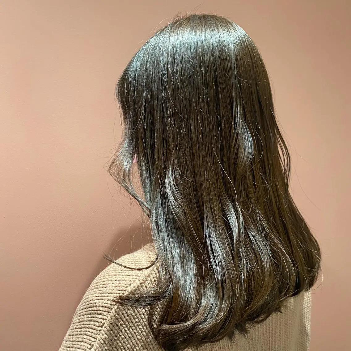 ロング カラー 透明感カラー オリーブカラー 宇田川 真央のヘアスタイル