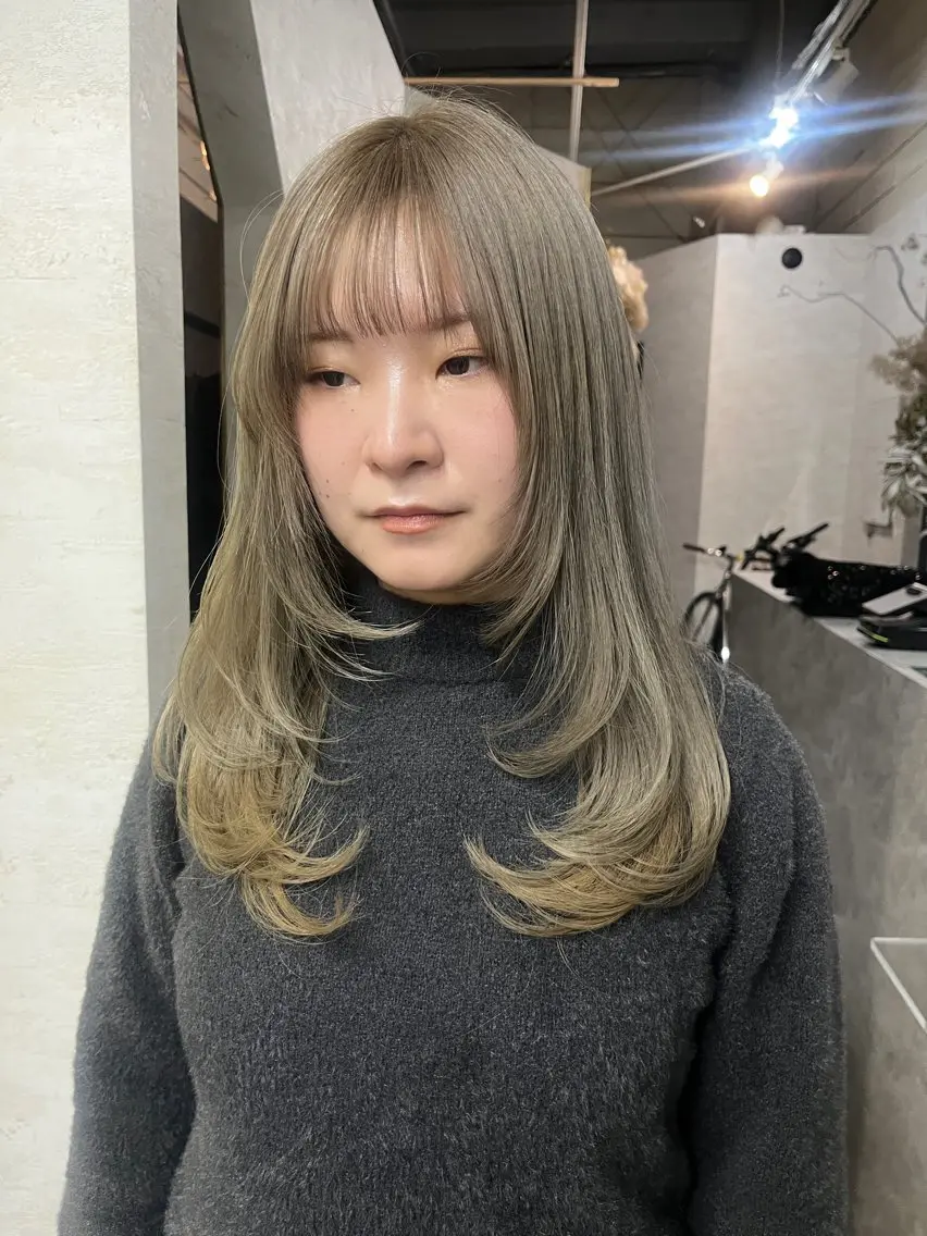 ロング カラー ベージュカラー ダブルカラー ハイトーンカラー 顔まわりレイヤー 顔周りカット 天神最安値エクステ カラーレイヤーカットのヘアスタイル