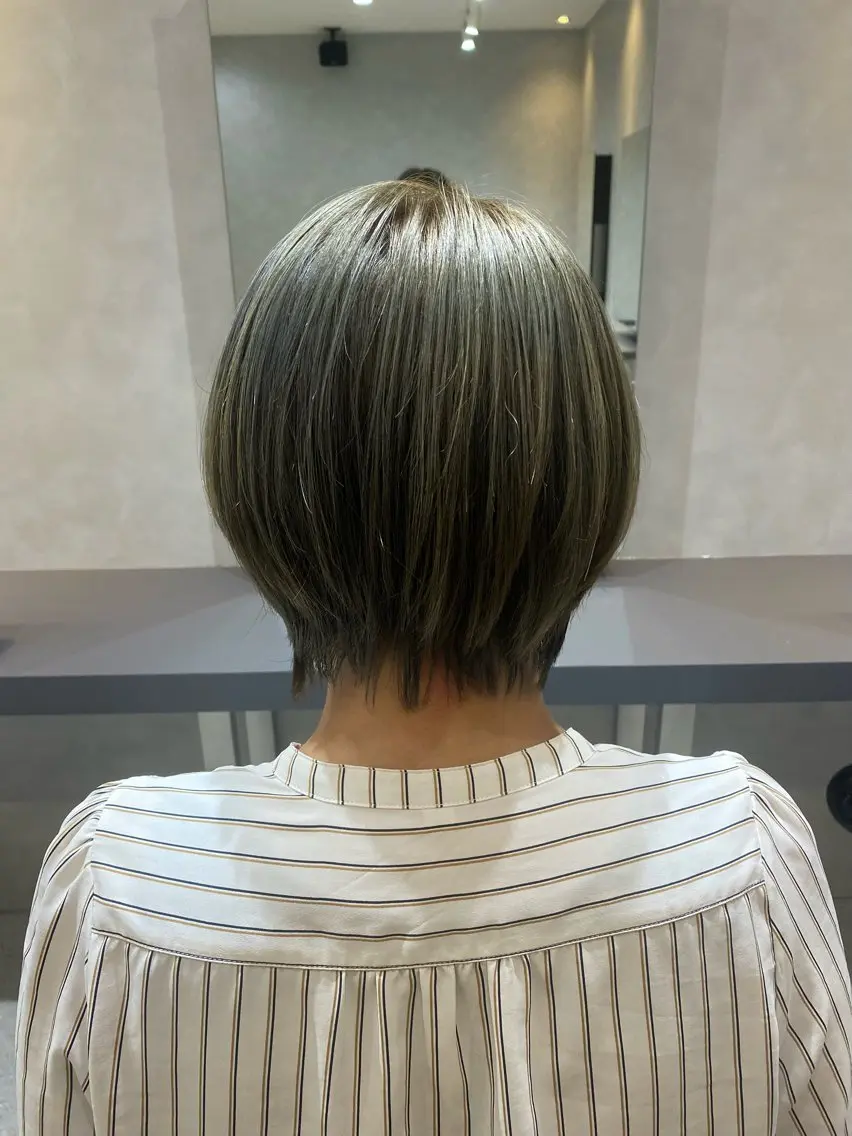 カラー アッシュ アッシュグレー ブリーチ 大林　恵理 【Agu 屋島】のヘアスタイル