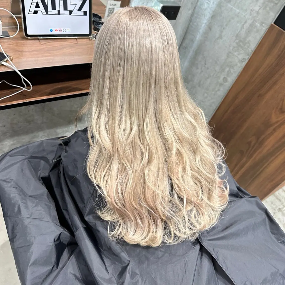ロング カラー ヘアカラー トリートメント ホワイトブロンド RIKUTOのヘアスタイル