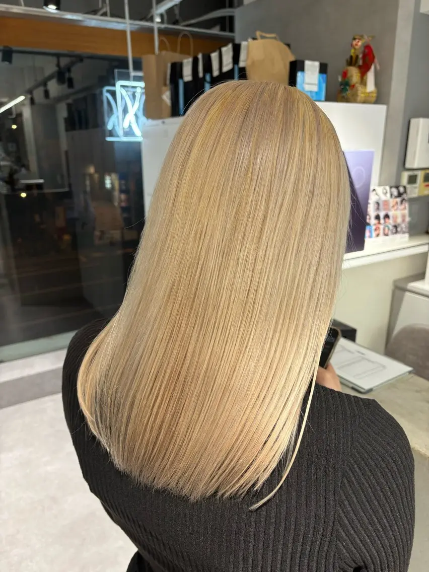 ミディアム カラー ブロンド カット ヘアカラー ハイトーン×似合わせ Shoseiのヘアスタイル