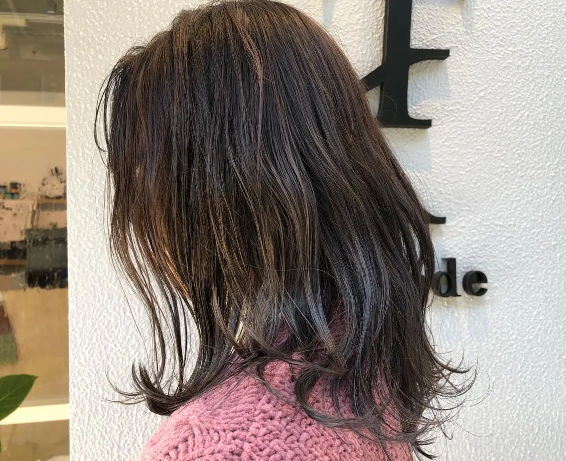 セミロング カラー イルミナカラー スターダスト 田辺 黎花のヘアスタイル