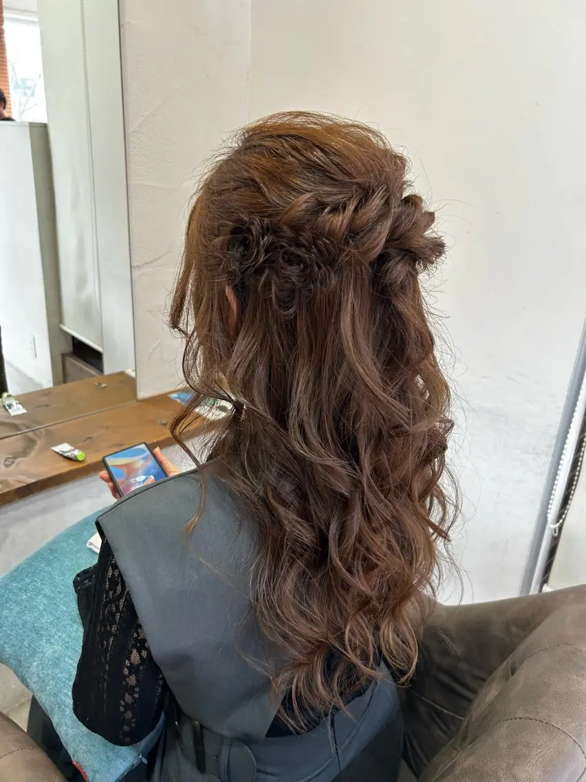 ロング ヘアアレンジ ハーフアップ 🦄HITOMI 🦄MEMEのマツエク・マツパデザイン