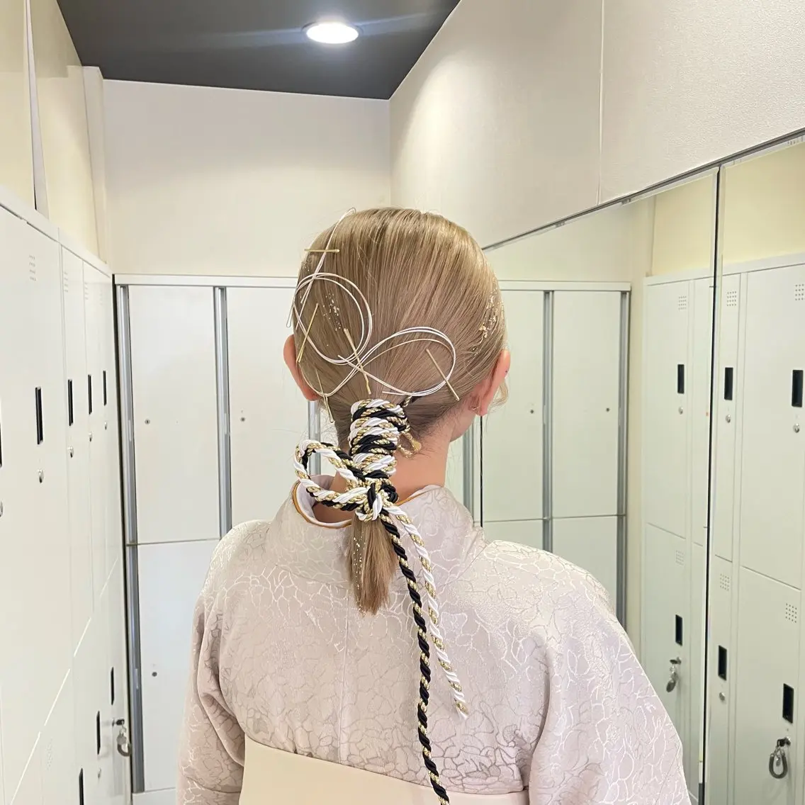 ミディアム ヘアアレンジ 卒業式のヘアスタイル 垢抜け小顔レイヤー オリーブ/スミレのヘアスタイル