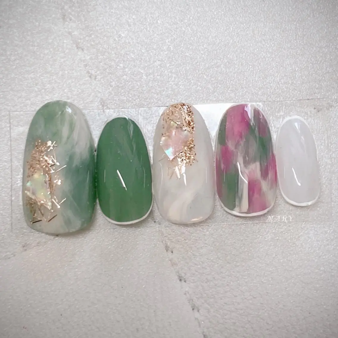 ネイル グリーン ニュアンスネイル ワンカラーネイル ハンドネイル Mary nail .narumiのネイルデザイン