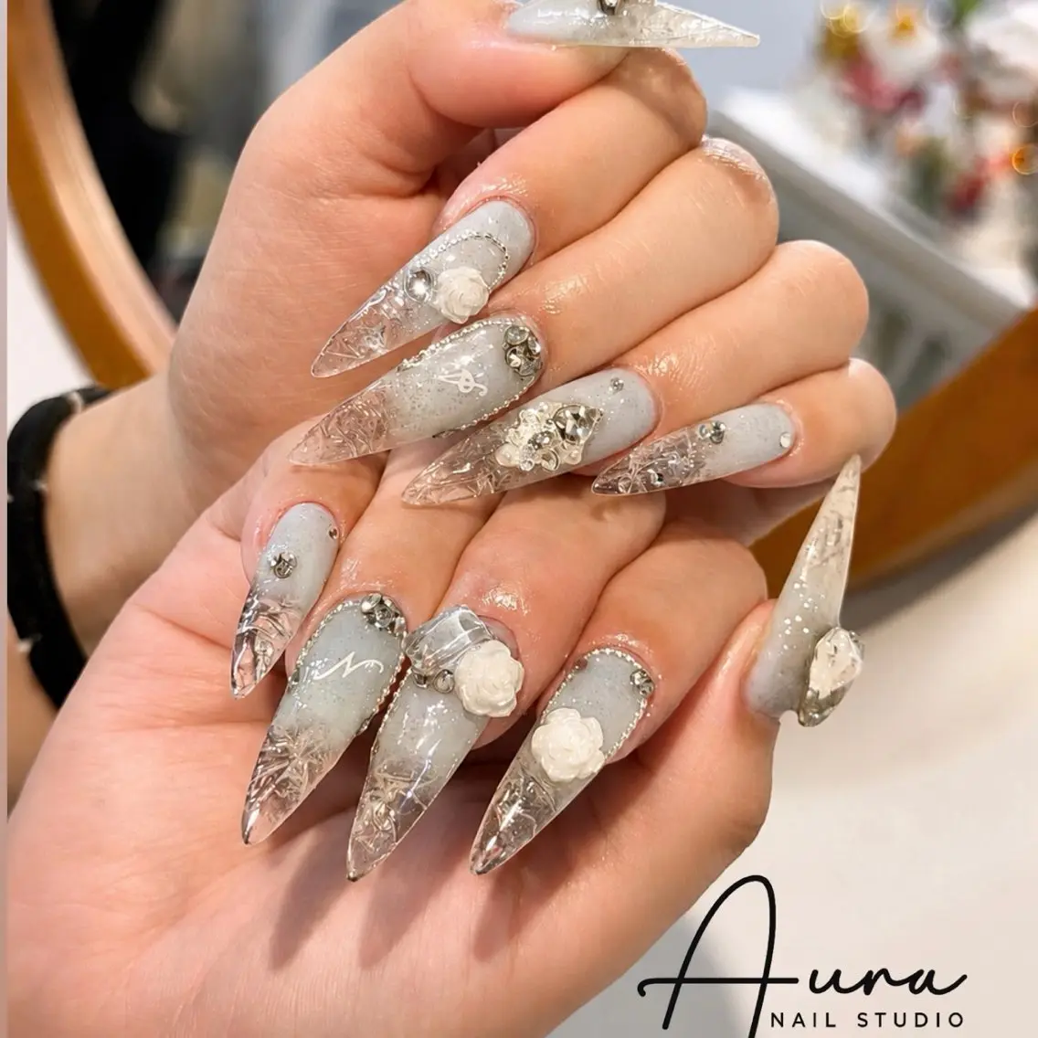 ネイル クリアネイル フラワーネイル ゴージャス キラキラネイル 韓国ネイル ハンドネイル Aura Nail Studioのネイルデザイン