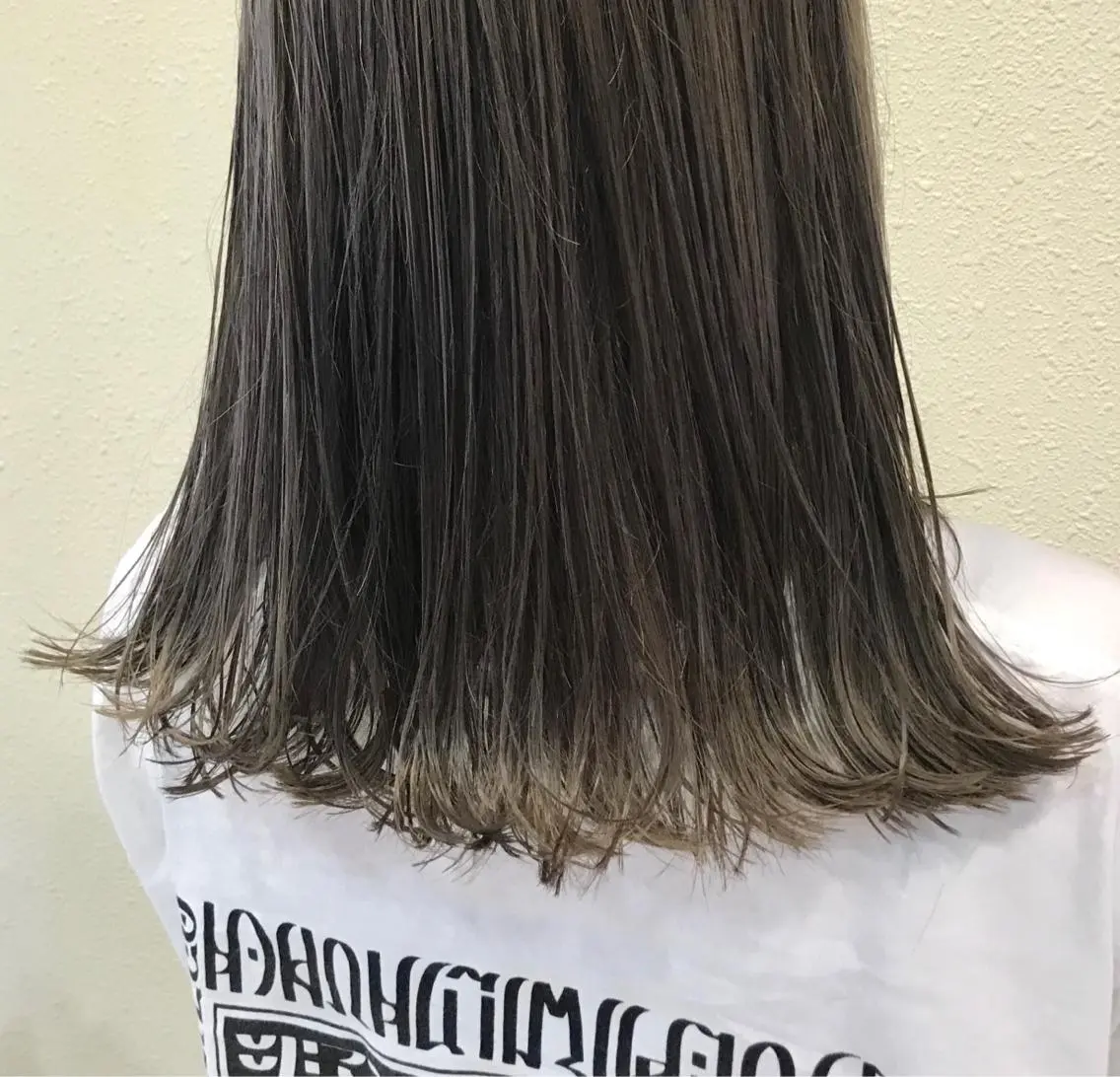 セミロング カラー グレージュ 中川 茜里のヘアスタイル
