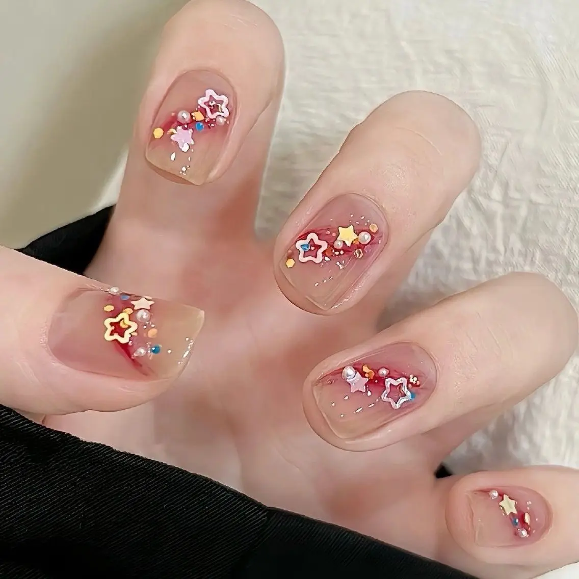 ネイル チークネイル ジェルネイル ホログラムネイル 韓国ネイル ラメ(グリッター) ハンドネイル Blingg NailStudioのネイルデザイン