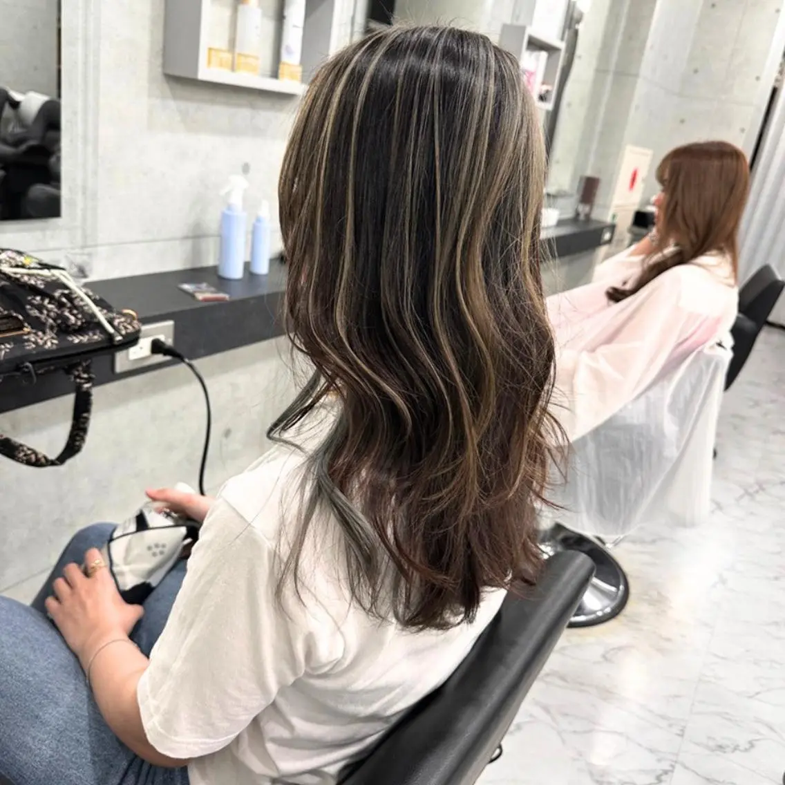 カラー ブリーチ 透明感カラー デザインカラー グレージュ ハイトーンカラー ヘアカラー Endearing 銀座/レイヤーカットのヘアスタイル