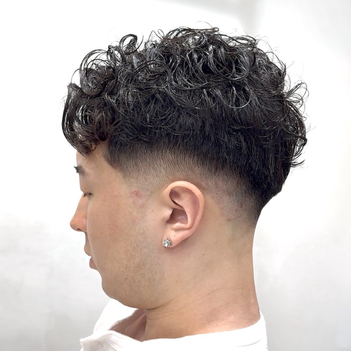 ショート パーマ メンズ フェードカット カット パーマ トリートメント fifth 一寸木 桂斗 チョッキケイトのヘアスタイル