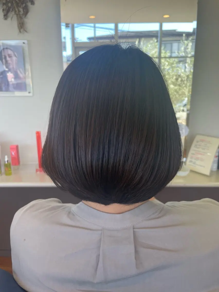 ミディアム ボブ 縮毛矯正 attrice杉山 綾乃のヘアスタイル