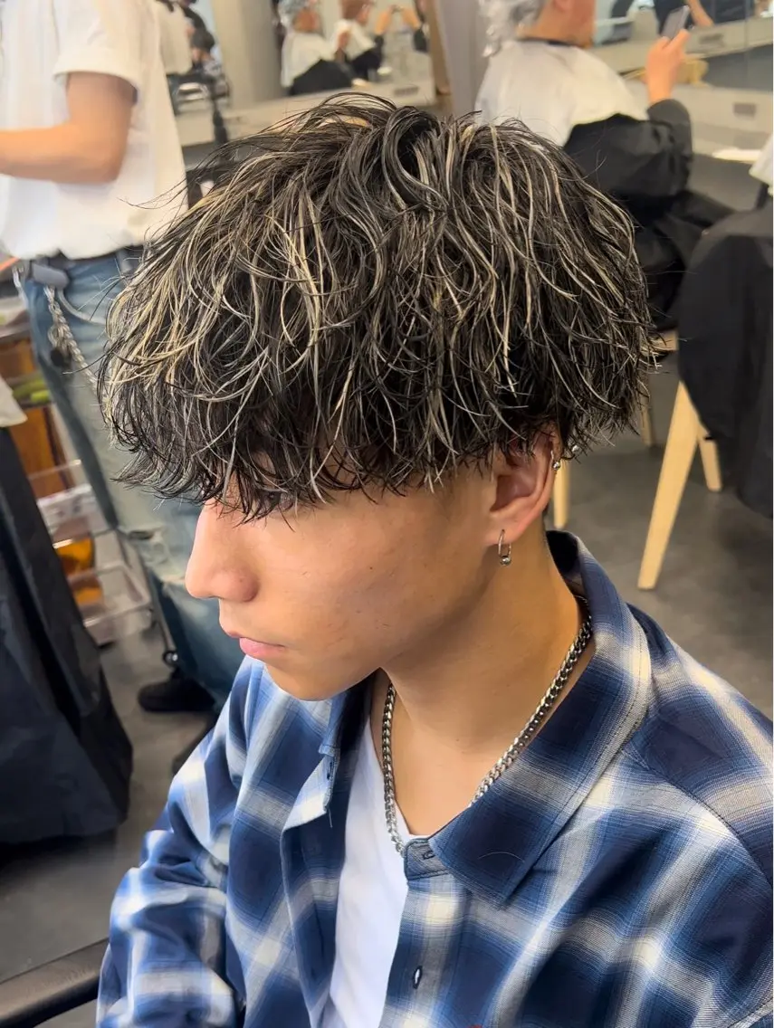 カラー メンズ メンズハイライト ハイライトカラー fifth リュウセイのヘアスタイル