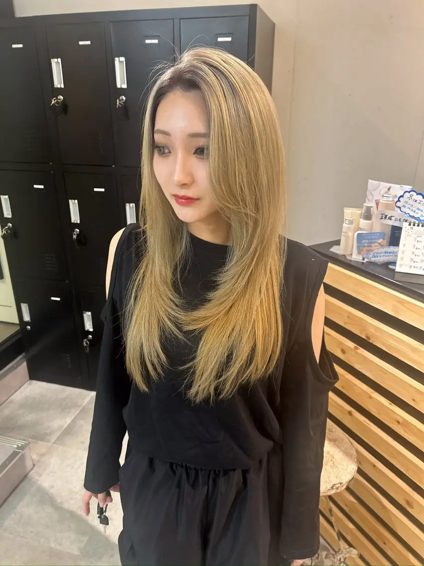 ミディアム カラー ベージュカラー ミルクティーベージュ カット ヘアカラー トリートメント ウルフカット レイヤーカット上柿のヘアスタイル