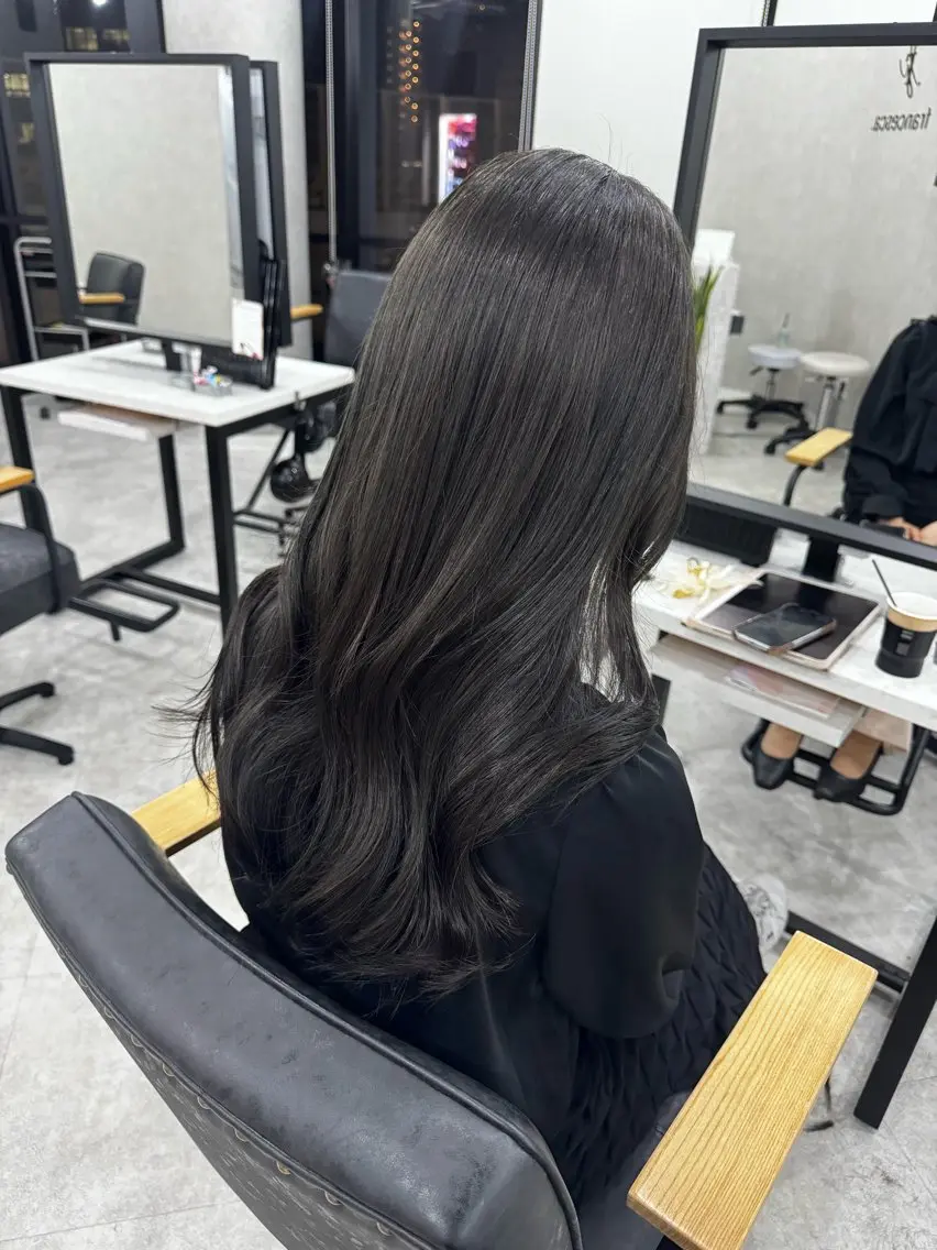 ロング カラー アッシュ アッシュブラウン ベージュカラー 黒髪 ブリーチ カット ヘアカラー トリートメント 赤み無し柔らかカラー 【梅田】madokaのヘアスタイル