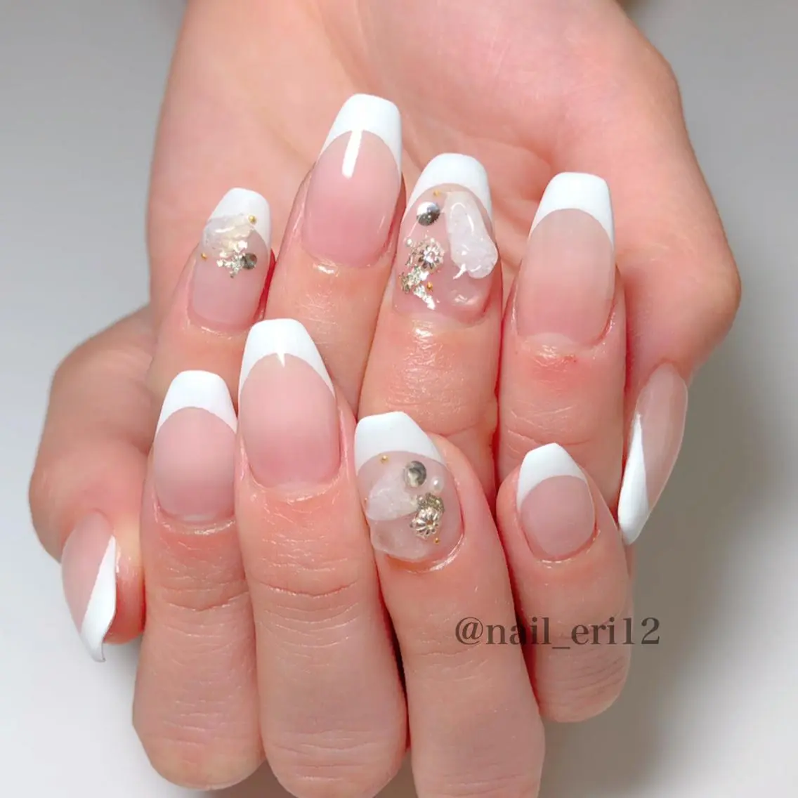 ミディアム ネイル フレンチネイル ストーンネイル nail salon &e eriのネイルデザイン