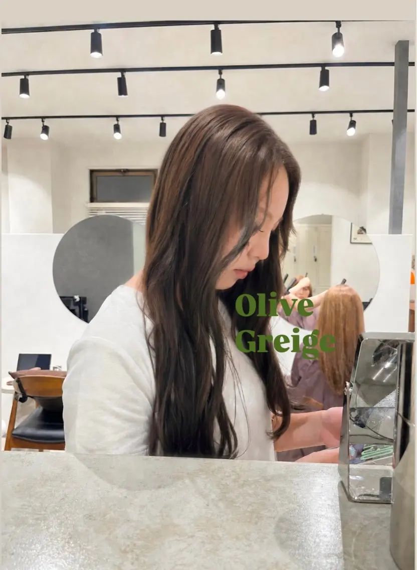 ロング カラー 透明感カラー グレージュ オリーブグレージュ オリーブグレー ヘアカラー 🪼AYUKA🍄 モデルさん大募集‼️のヘアスタイル