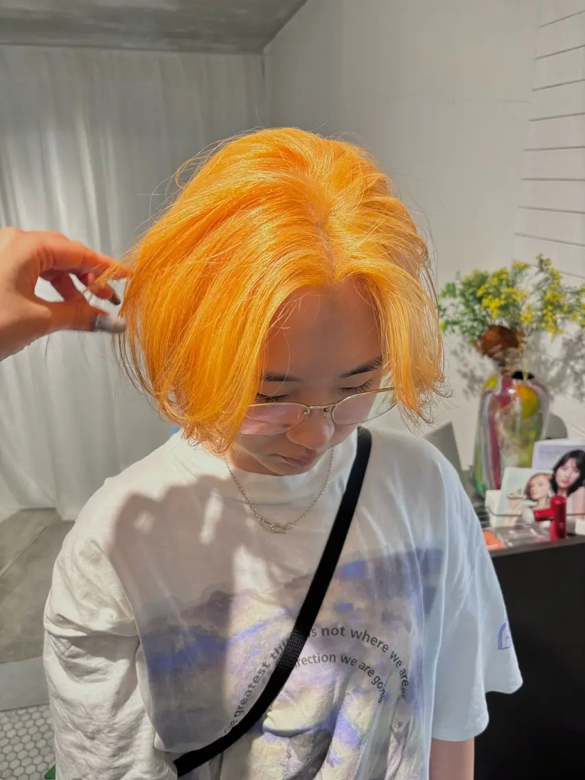 ショート カラー ブリーチ ハイトーンカラー オレンジ ショートヘア 井上 唯のヘアスタイル
