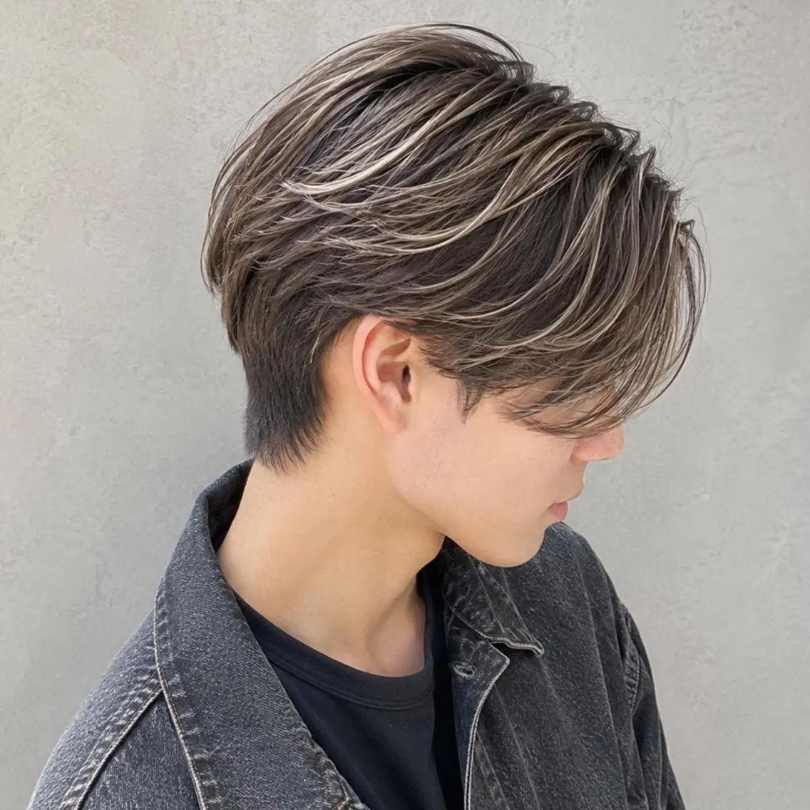 カラー メンズ メンズブリーチ メンズハイライト メンズ韓国風 アッシュ ベージュカラー カット ヘアカラー トリートメント SOURCE梅田💎 ヘアケア/艶カラーのヘアスタイル