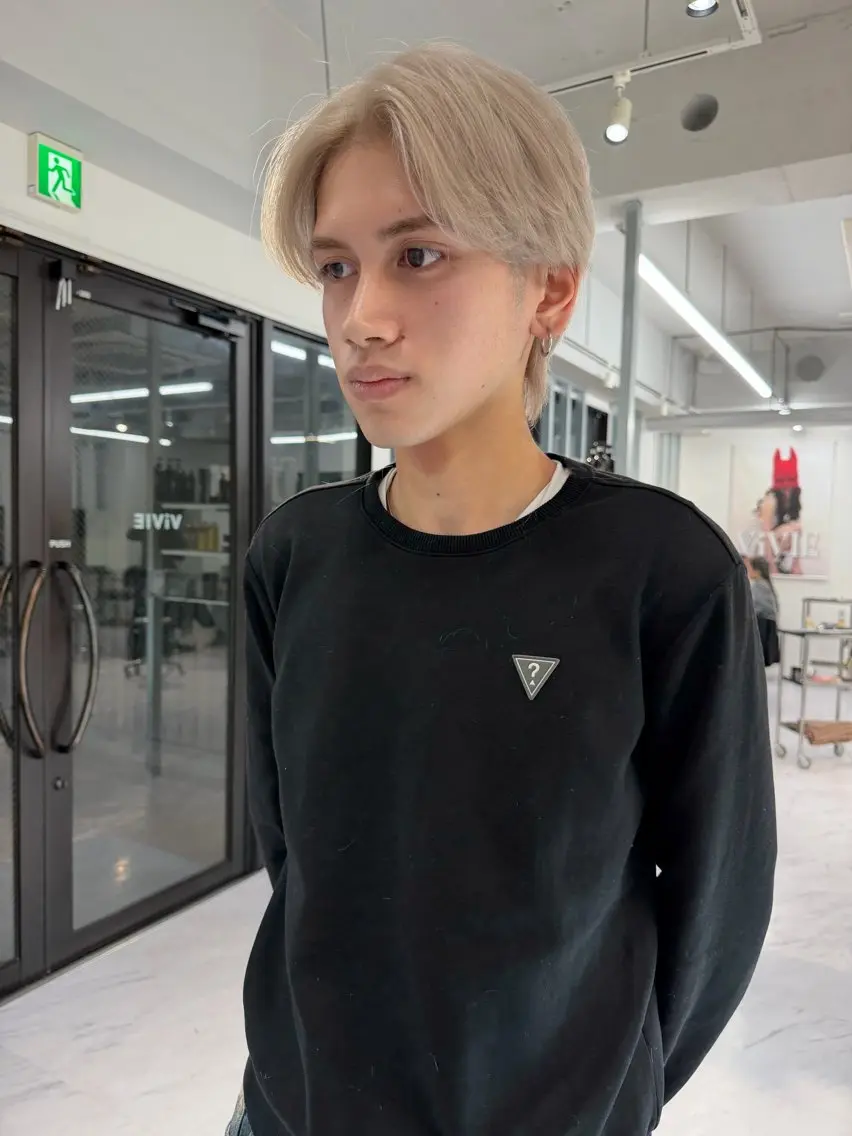ショート カラー メンズ メンズブリーチ センターパート メンズハイトーン メンズインナーカラー ベージュカラー カット ヘアカラー トリートメント TATSUブリーチ/ ミルクティーベージュのヘアスタイル