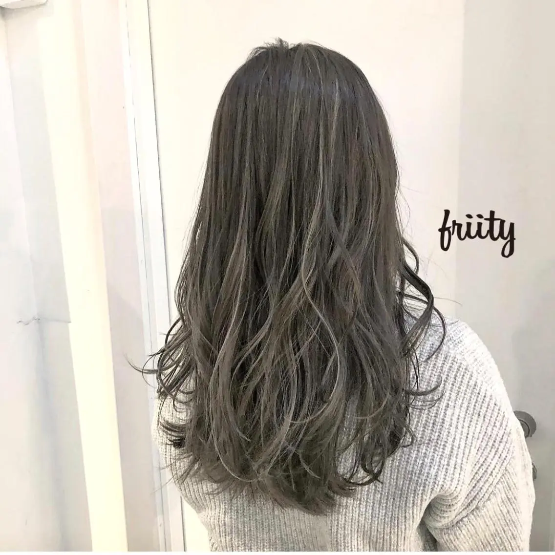 ロング カラー グレージュ ハイライトカラー ハイライト カット ヘアカラー トリートメント 中司 莉菜のヘアスタイル