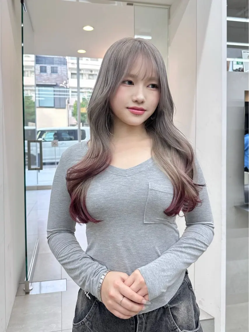 ロング カラー ボルドーカラー シルバー 染谷 遥花のヘアスタイル