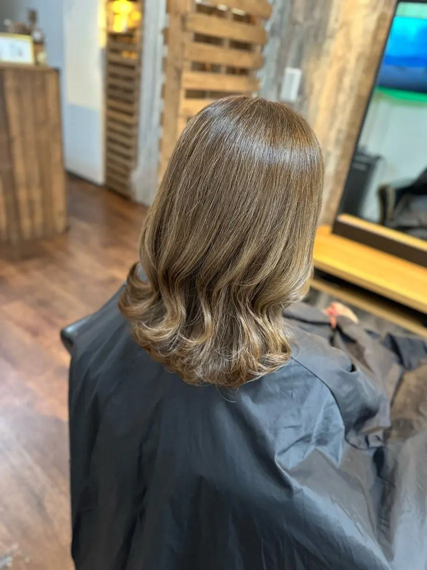 セミロング カラー ベージュカラー くびれヘア くびれレイヤー レイヤーカット カット ヘアカラー Luzir⭐︎ GEN⭐︎のヘアスタイル