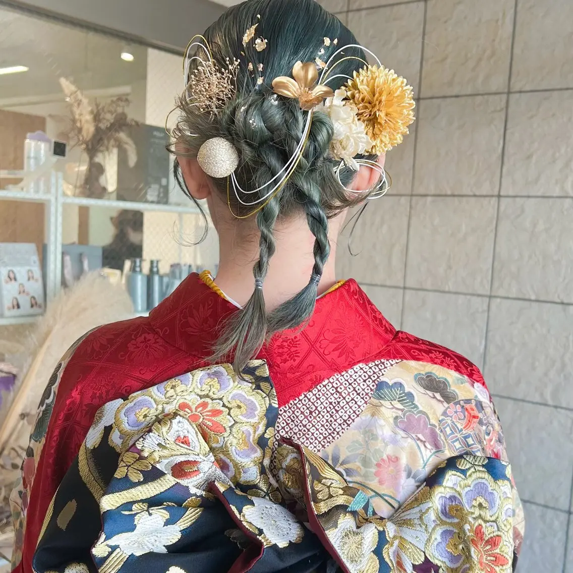 ミディアム ヘアアレンジ 成人式 卒業式のヘアスタイル 髪飾り ヘアセット ダブルカラー,透け カラーHINARIのヘアスタイル