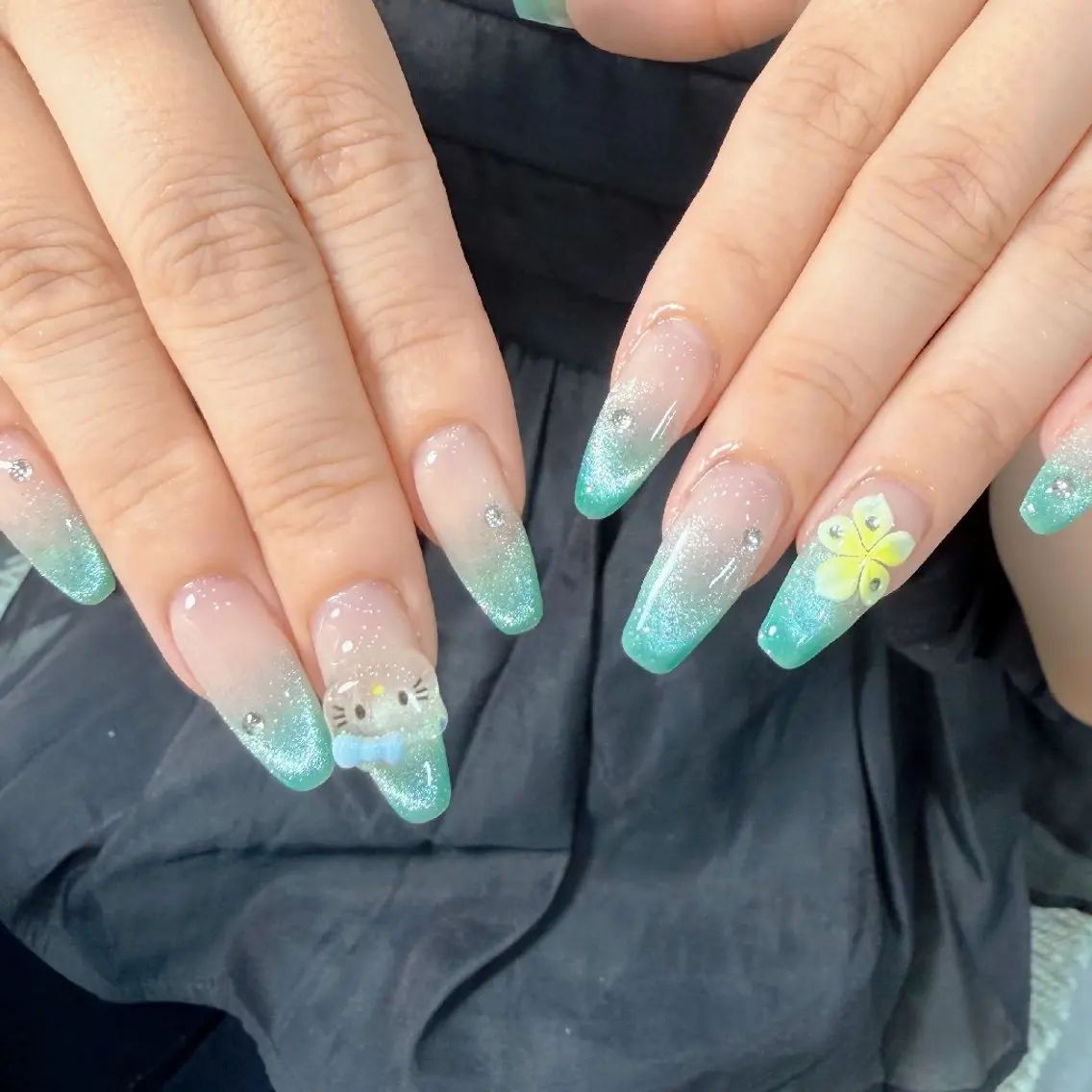 ネイル チークネイル フレンチネイル ジェルネイル ガーリー キラキラネイル ハンドネイル UM Nail Salonのネイルデザイン