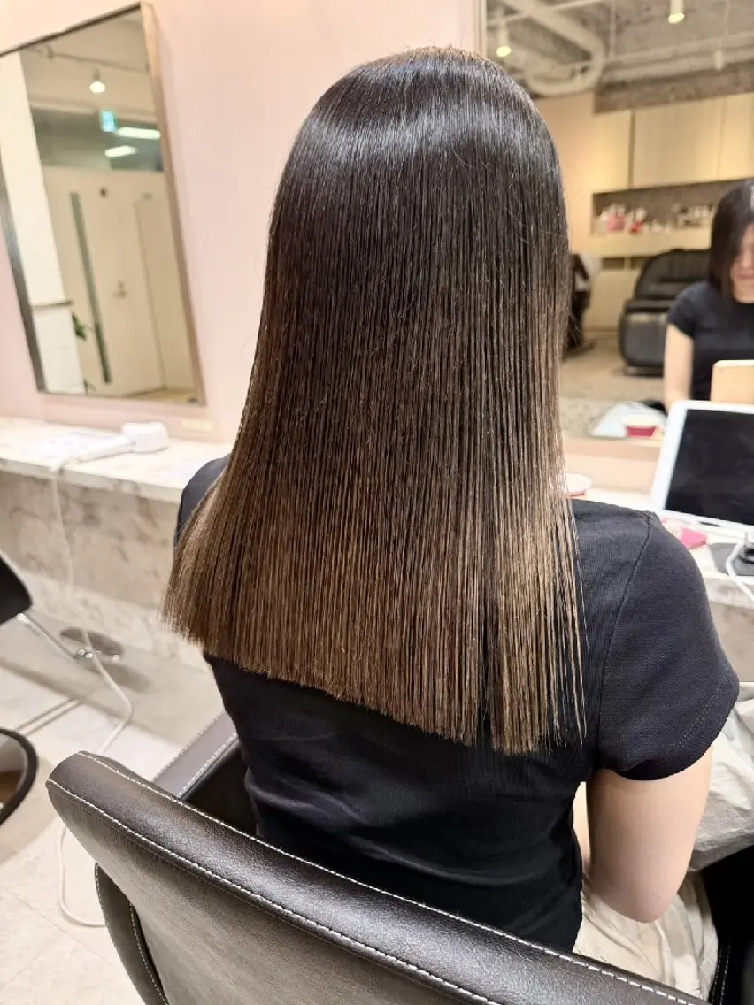 ブリーチ縮毛矯正(毛先まで)シルクストレートの写真