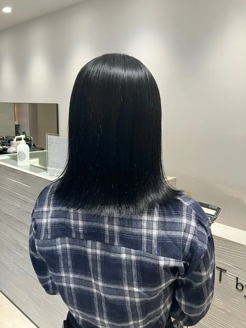ミディアム カラー 外ハネヘア サキ🤍ハイトーン 🪩レイヤーカットのヘアスタイル
