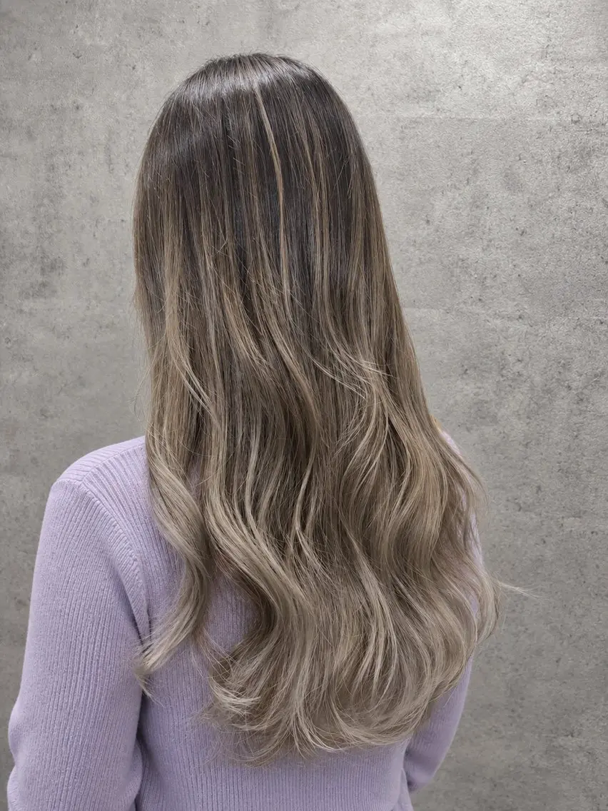 ロング レイヤーカット 🤍HIKARI🤍 ハイライトのヘアスタイル