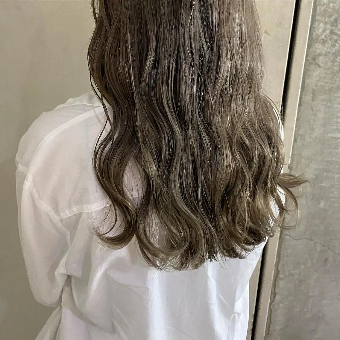 ミディアム カラー ベージュカラー ブリーチ 清村 和音のヘアスタイル