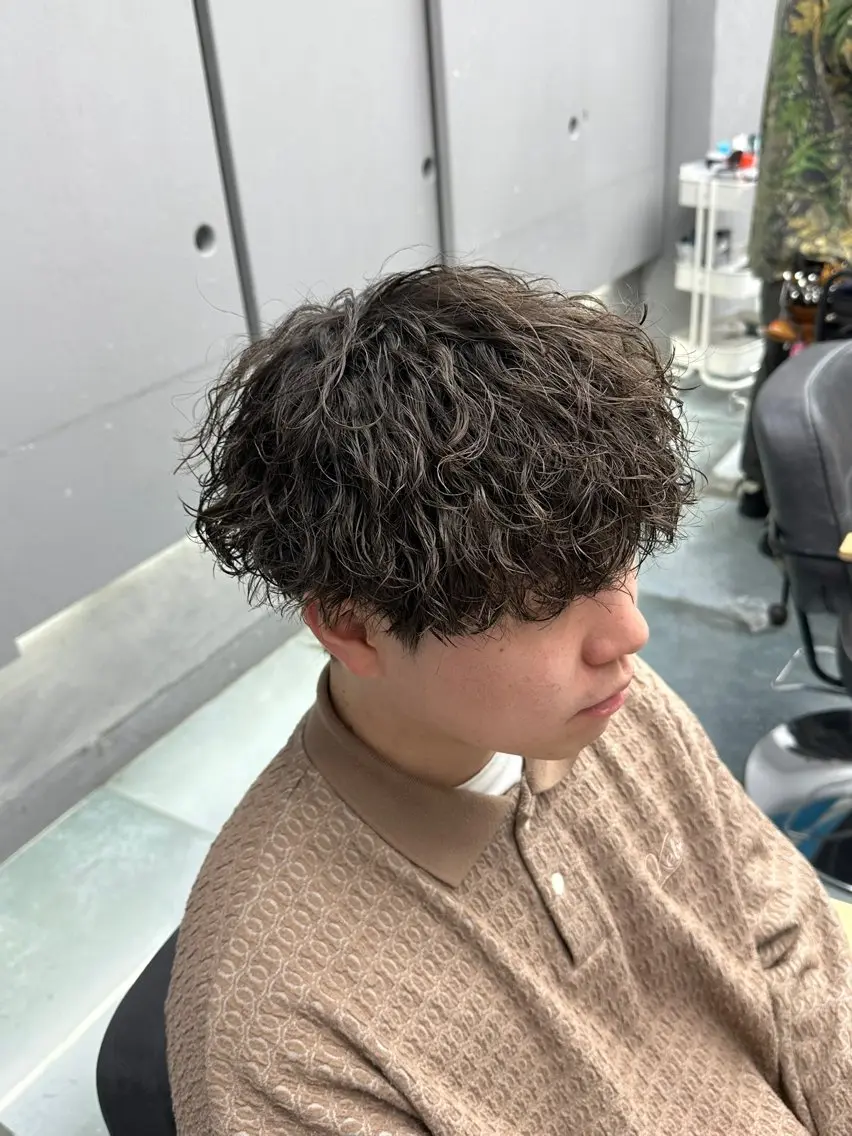 パーマ メンズ メンズブリーチ センターパート メンズハイトーン メンズインナーカラー メンズ韓国風 カット パーマ ユウ✩.*˚/メンズ 特化/シャドウパーマのヘアスタイル