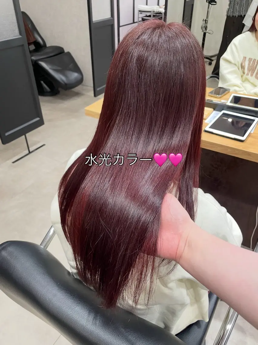 ロング カラー カシス レッドカラー カット ヘアカラー 佐藤 由依/水光カラーのヘアスタイル