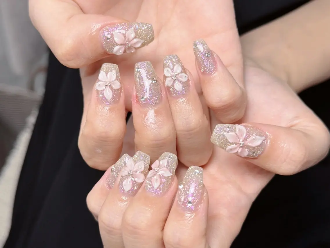 ネイル チークネイル フレンチネイル ジェルネイル ガーリー キラキラネイル ハンドネイル UM Nail Salonのネイルデザイン