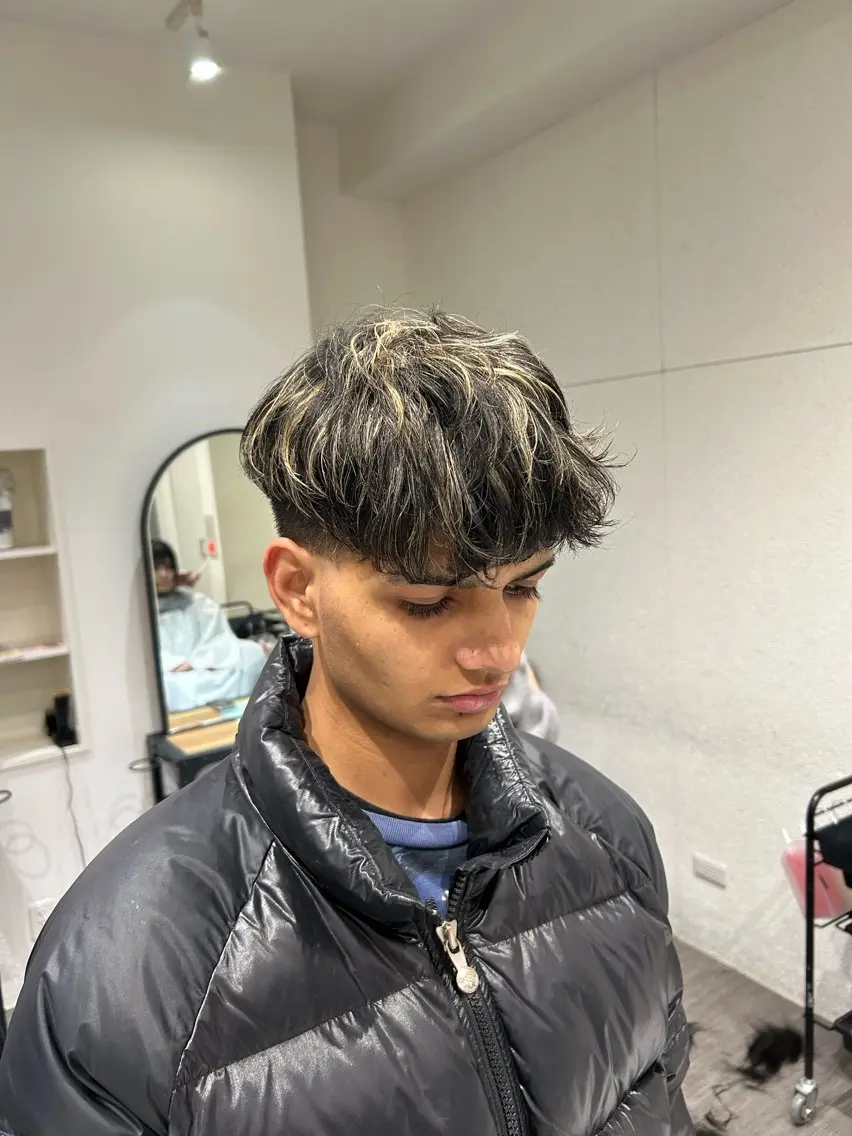 ショート カラー パーマ メンズ メンズメッシュ ブロンド デザインカラー メッシュ ホワイトブロンド ヘアカラー トリートメント cocotte 💟草間紫音💟のヘアスタイル