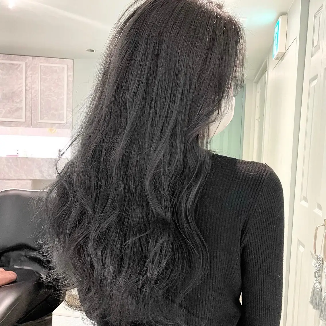 ミディアム カラー ベージュカラー 黒髪 ブリーチ ブルーカラー ブルーブラック カット ヘアカラー トリートメント 木屋元一/透明感 /前髪/レイヤーのヘアスタイル