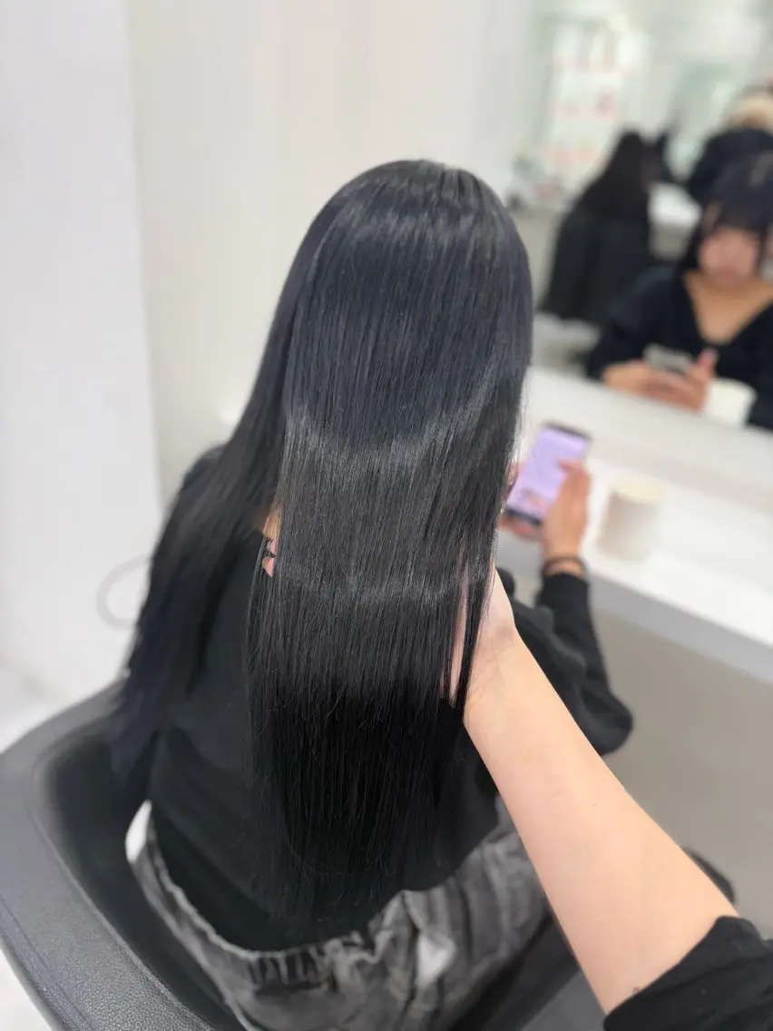 ロング カラー 黒髪 ブルーカラー ブルーブラック ラベンダー💜 グレージュ🩶のヘアスタイル