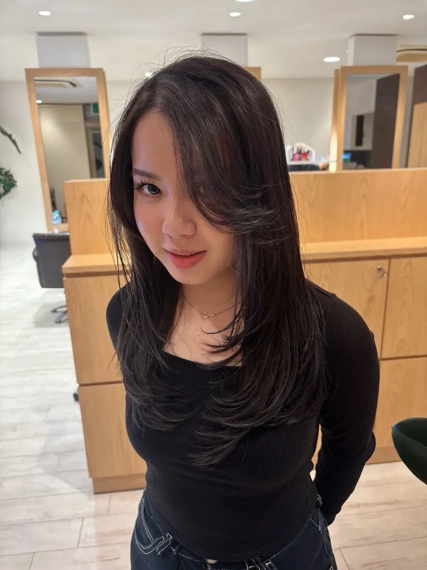 ロング レイヤーカット カット ヘアカラー 安藤 ひなたのヘアスタイル