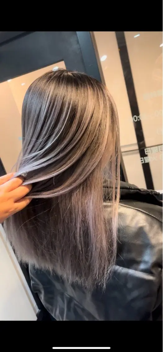 ミディアム レイヤーカット ブリーチ縮毛矯正 LAFFYuiのヘアスタイル
