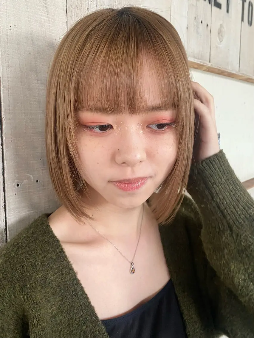 ショート ブリーチカラー/ブロ ンドレイヤーカットのヘアスタイル