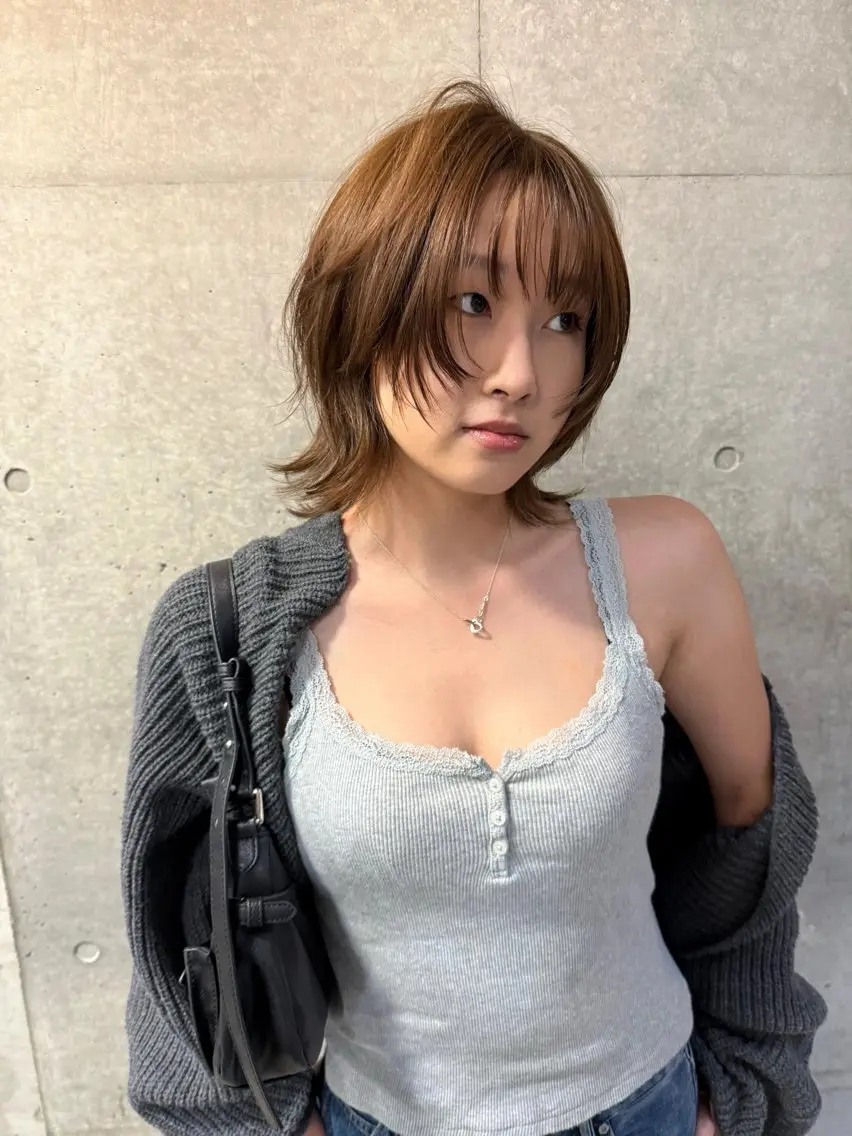 ミディアム レイヤーカット ウルフカット ウルフレイヤー カット ヘアカラー レイヤーカット\ウル フ　chinatsuのヘアスタイル