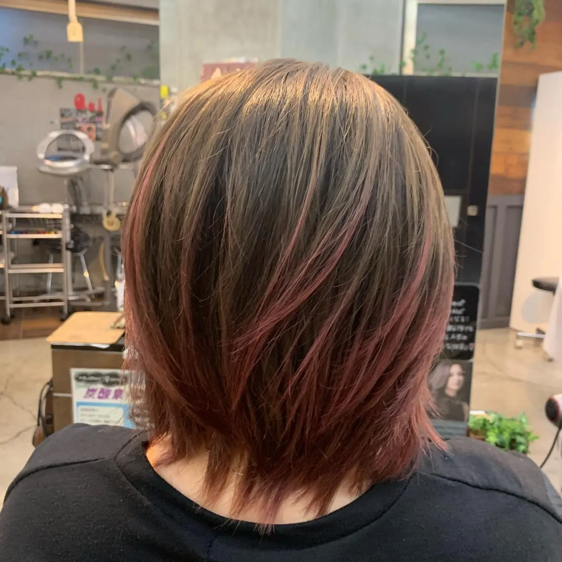 ショート カラー バレイヤージュ ブリーチ ピンクカラー レイヤーカット 月200人を担当 💇‍♀️栗林のヘアスタイル