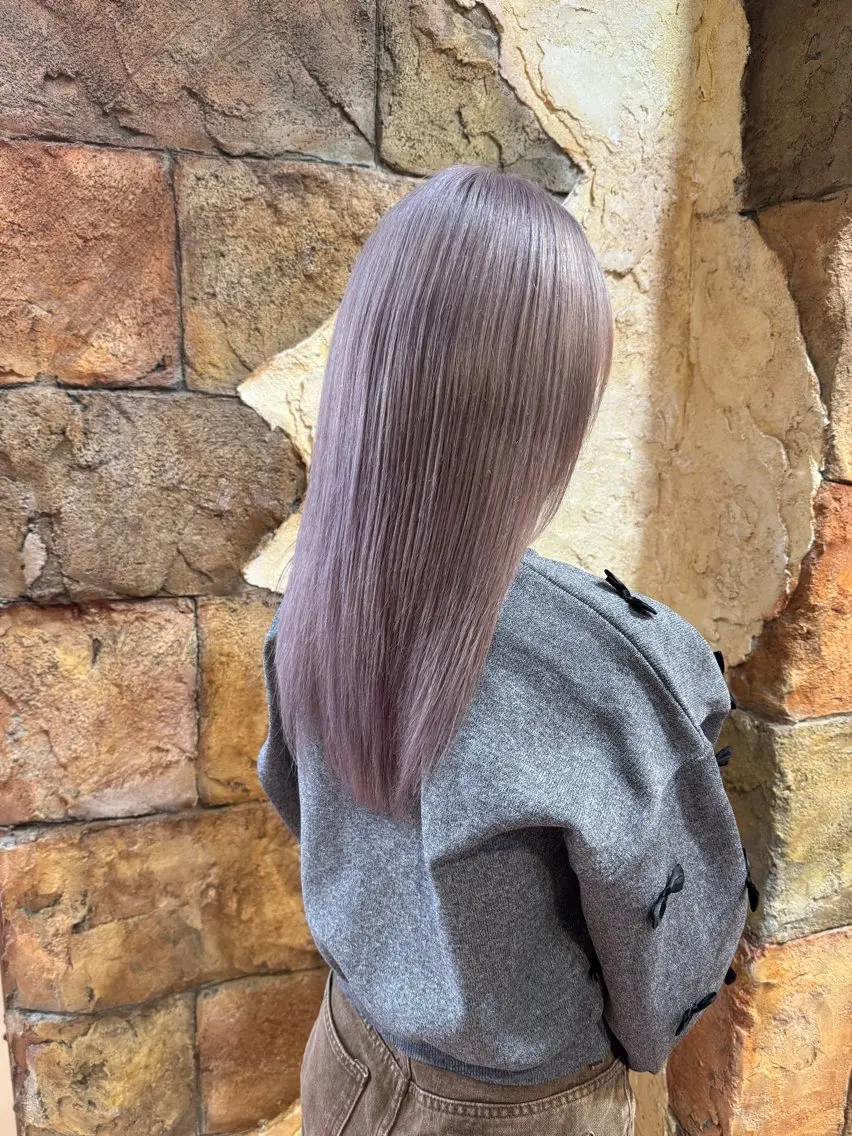 セミロング カラー ベージュカラー ブリーチ ダブルカラー ハイトーンカラー パープルカラー 大坂 優菜のヘアスタイル