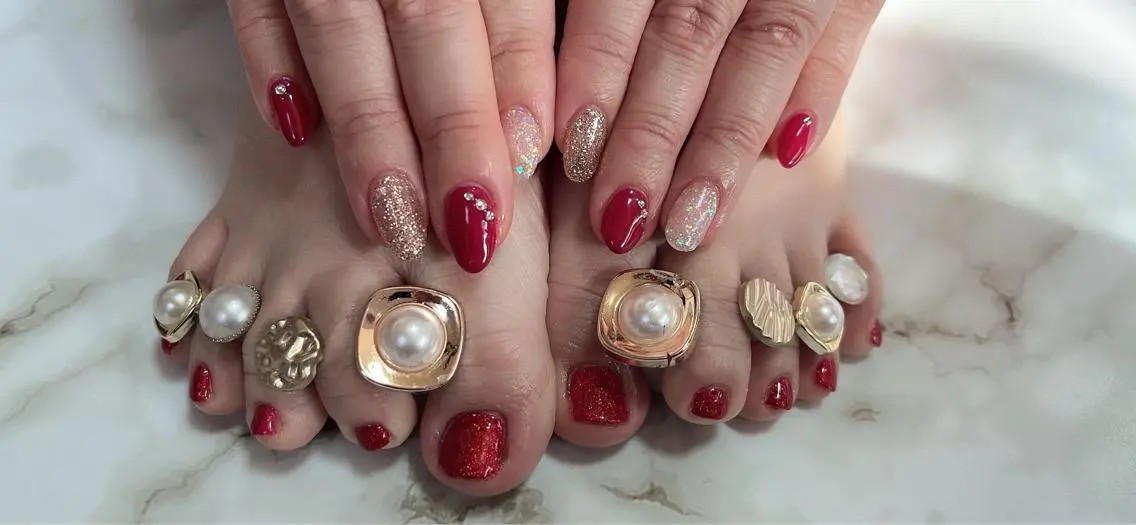 ネイル フットネイル ラメ(グリッター) 赤色 冬ネイル Mimi Nailのネイルデザイン