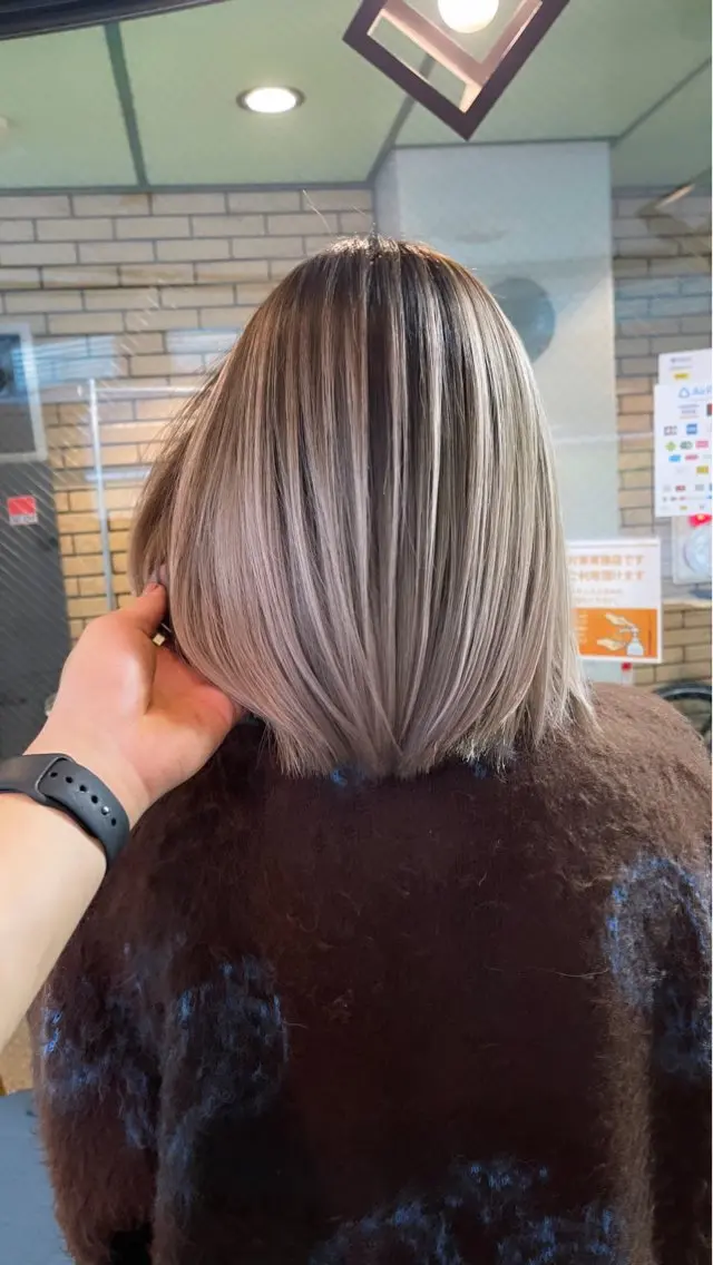 ミディアム レイヤーカット 西宮ハイトーンカラー ひらり💜のヘアスタイル