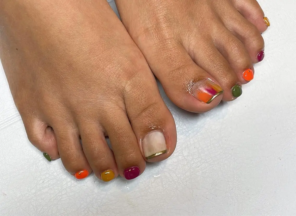 ネイル フットネイル VIERU 🌈🎀💖のネイルデザイン
