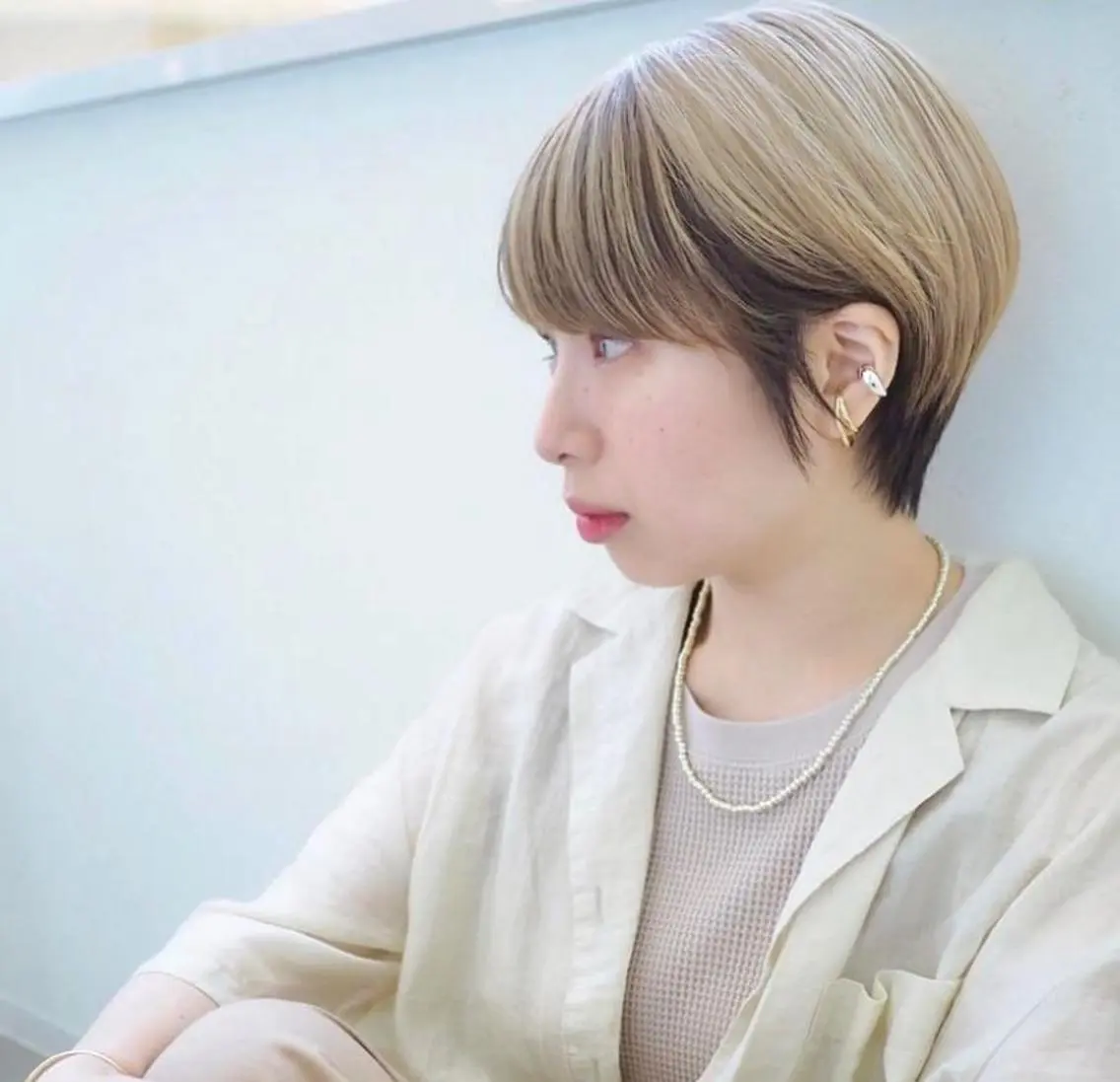 ショート カラー ブリーチ 顔周りカット AIR HEALのヘアスタイル